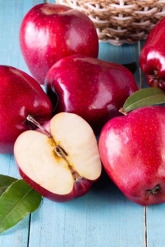 Красивые спелые красные яблоки на столе