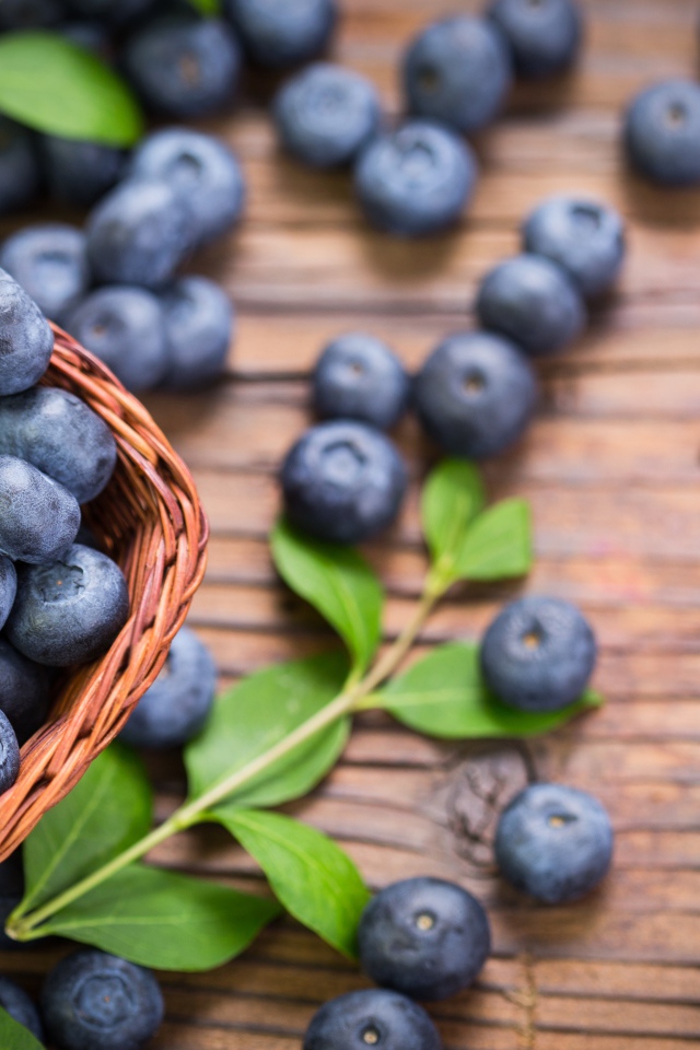 Синие ягоды черники в корзинке на столе