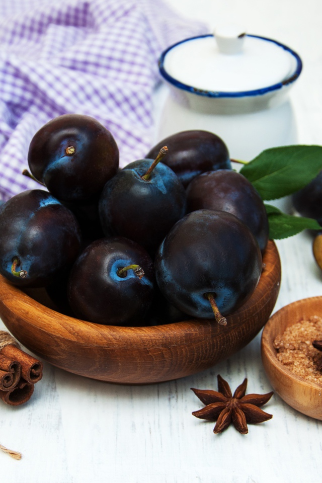 Синие сливы на столе с корицей и бадьяном