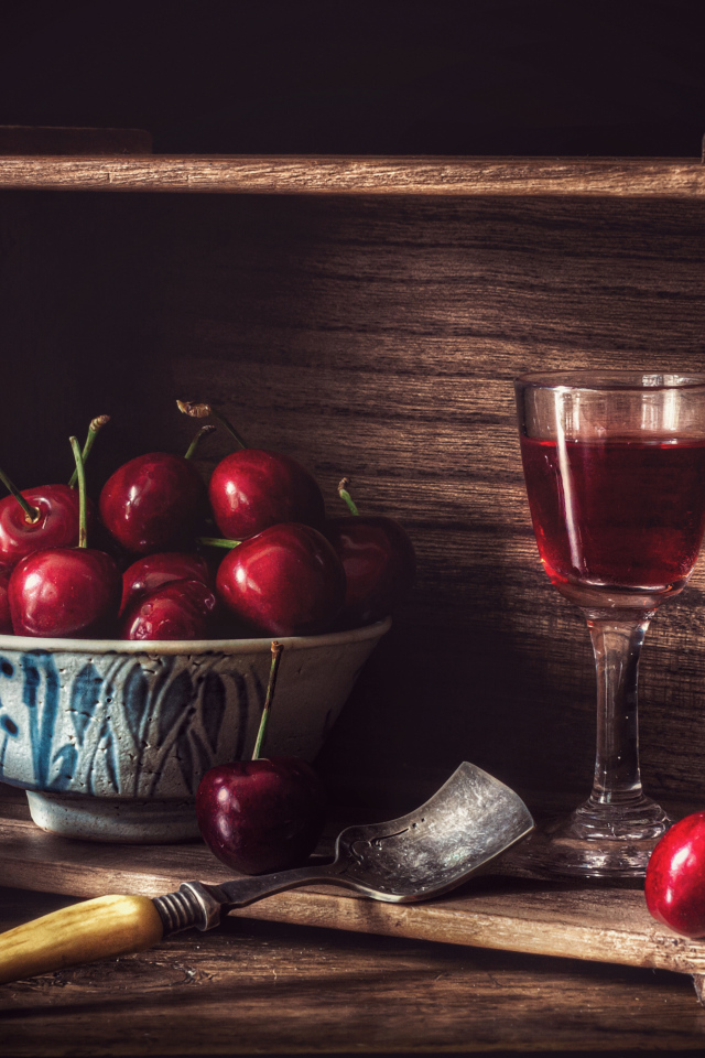 Черешни в ящике с рюмкой ликера
