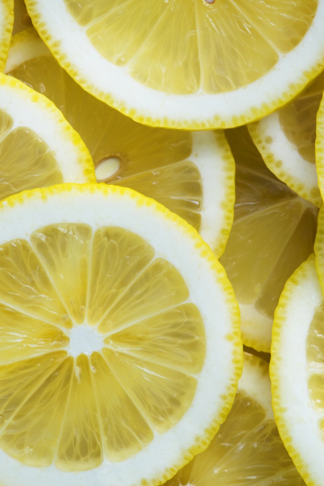 Круглые желтые куски лимона крупным планом