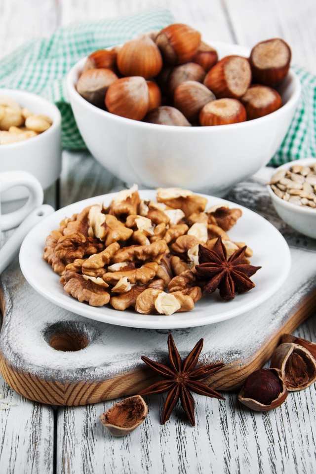 Разные виды орехов на столе 