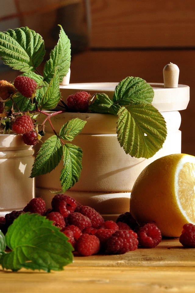 Посуда на столе с малиной и лимоном