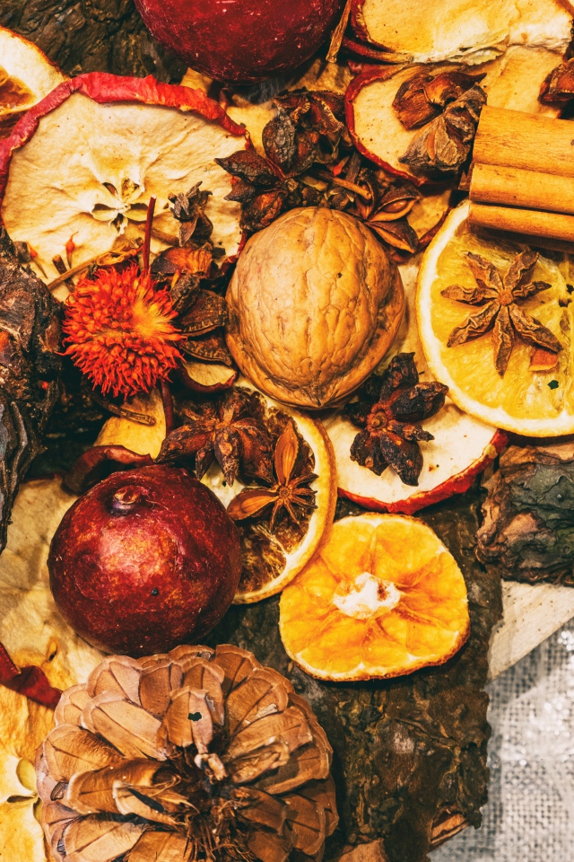 Сухофрукты, орехи и еловые шишки на столе