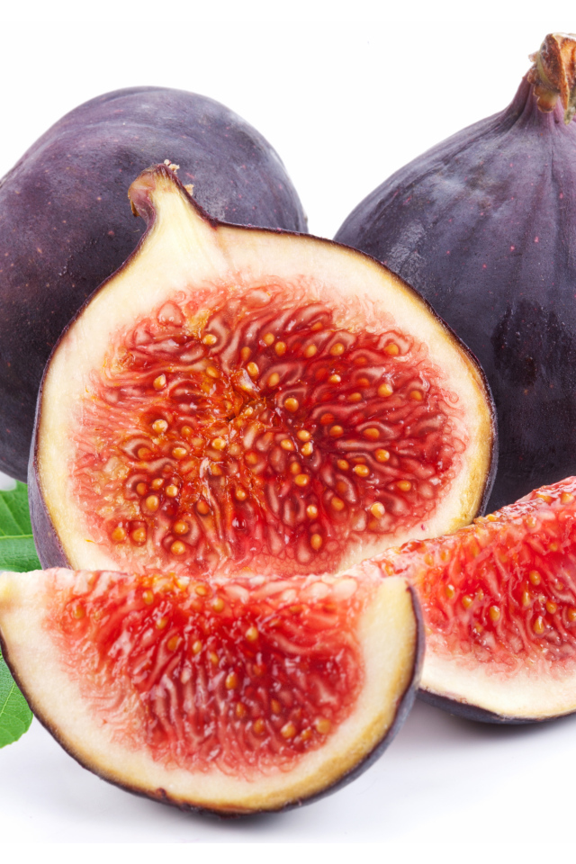Плоды инжира на белом фоне крупным планом