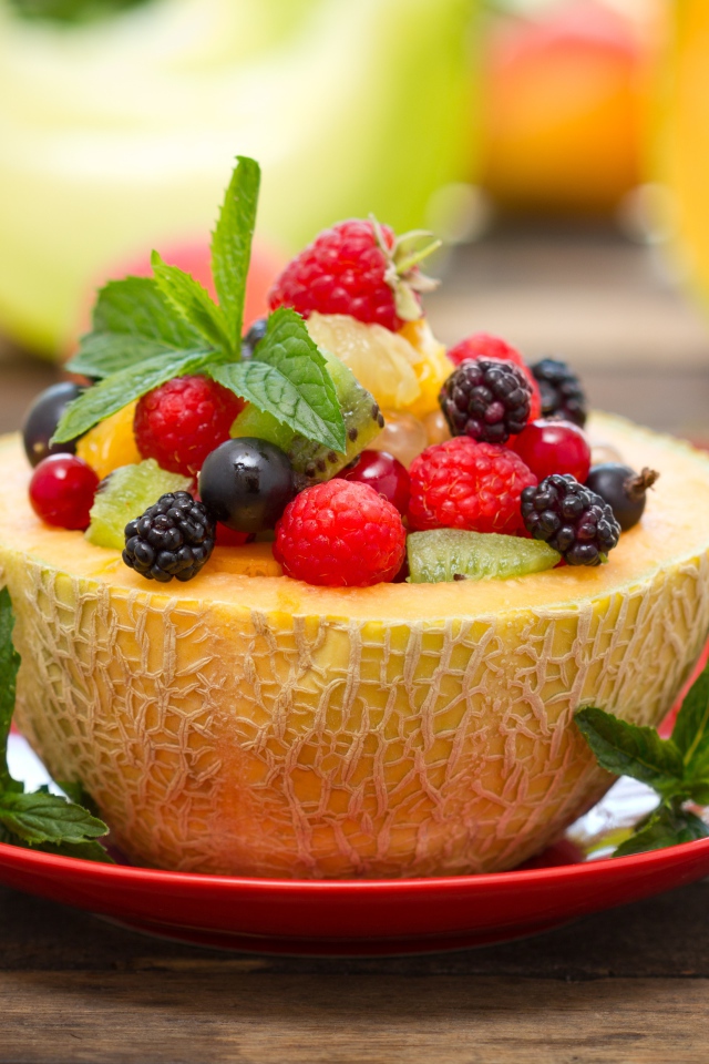 Фруктовый салат в дыне с мятой