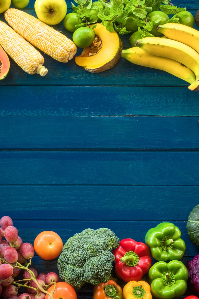 Фрукты, ягоды и овощи на голубом фоне