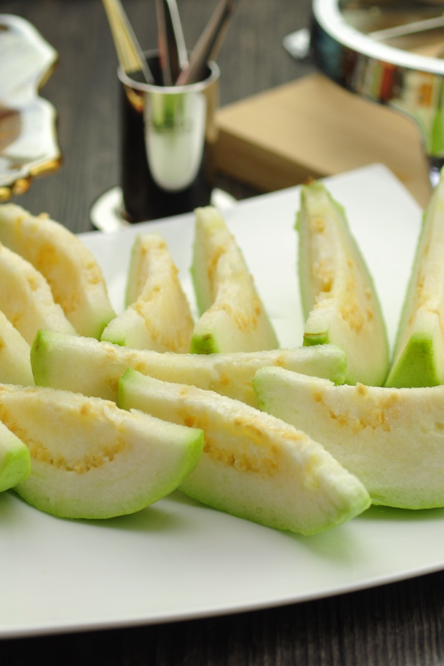 Кусочки плода гуава на белой тарелке