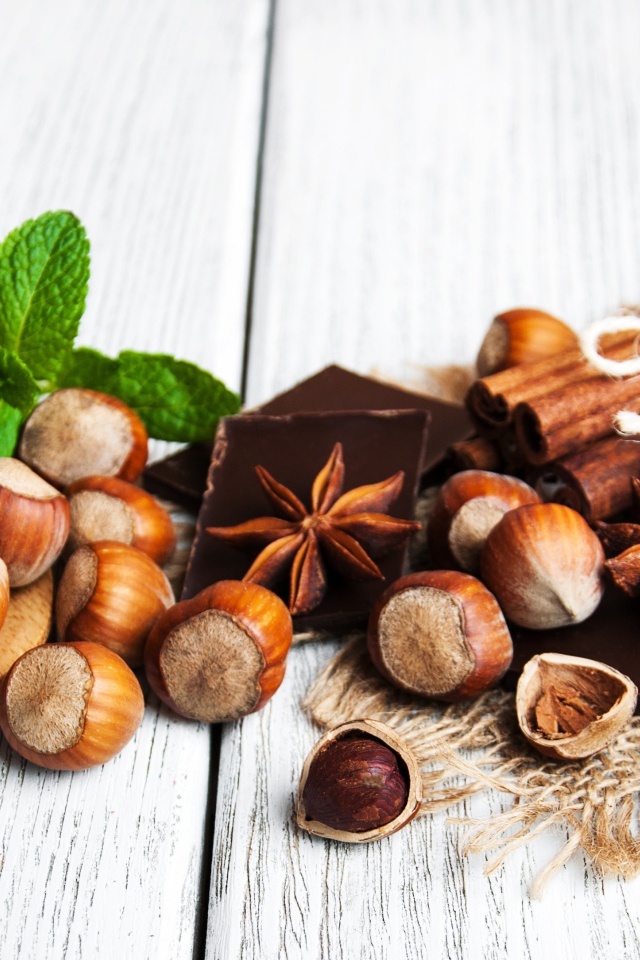 Лесные орехи на столе с корицей, бадьяном и корицей