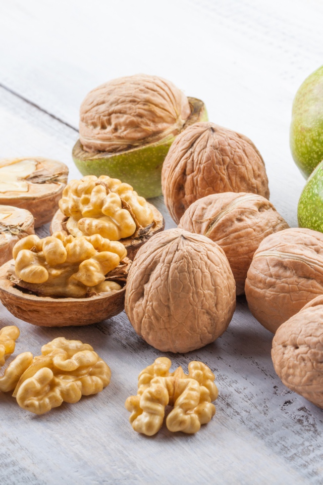 Грецкие орехи в скорлупе на столе