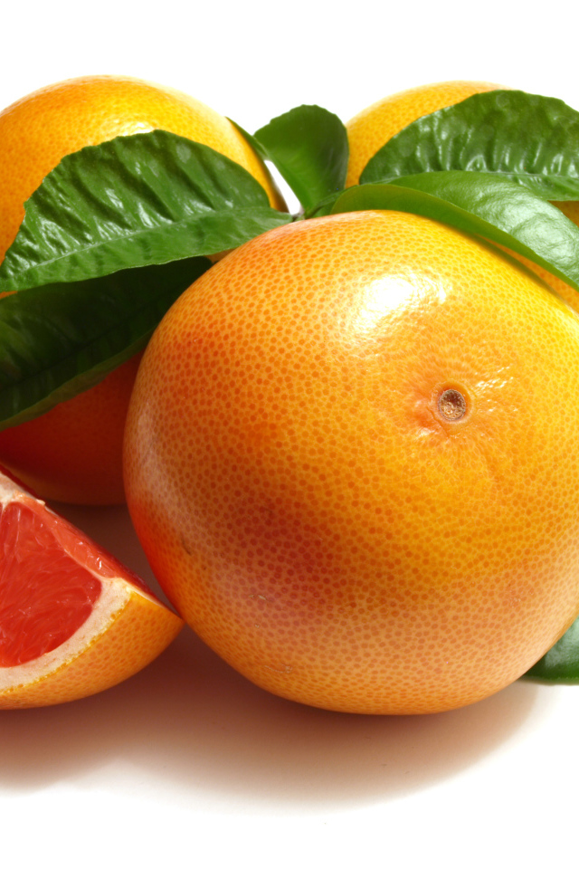 Оранжевые грейпфруты на белом фоне