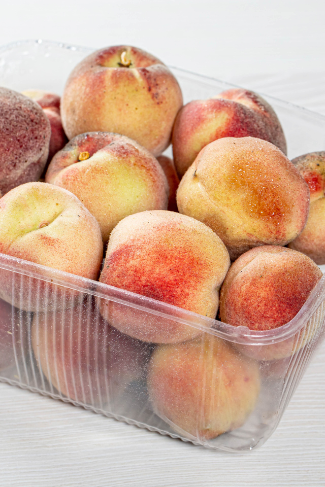 Персики с пластиковом контейнере 