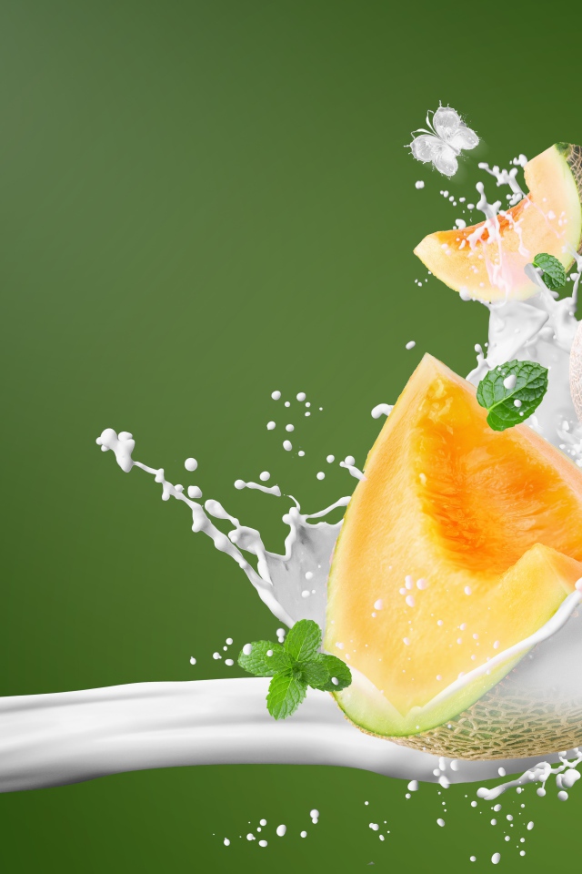 Куски дыни с молоком на зеленом фоне