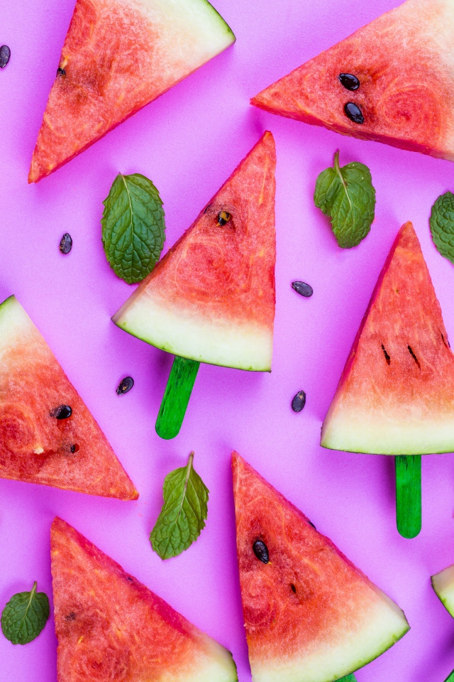 Куски сладкого арбуза на сиреневом фоне