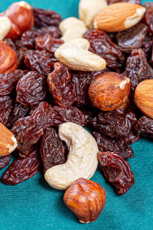 Изюм и орехи на голубом столе