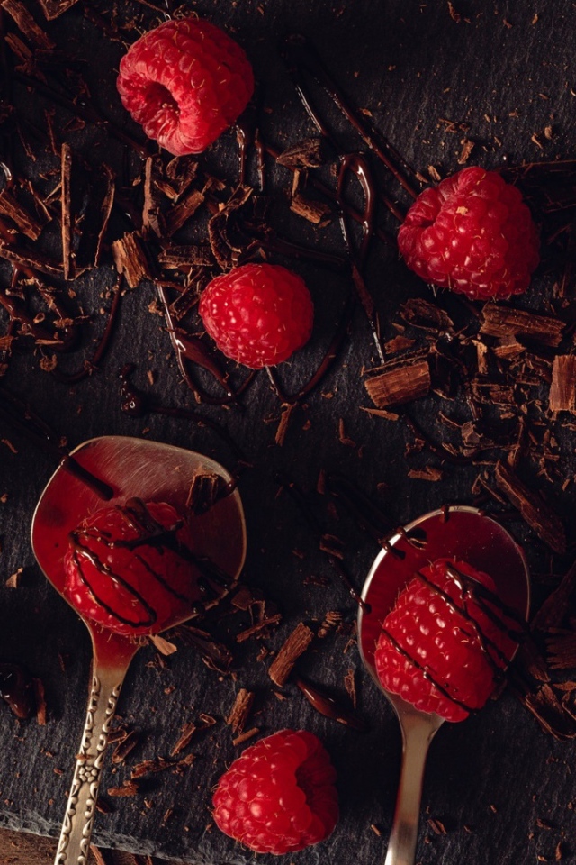 Малина на столе с шоколадной стружкой 