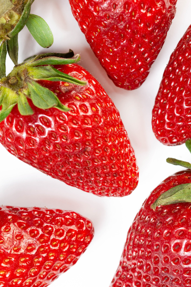 Красная клубника на белом фоне крупным планом