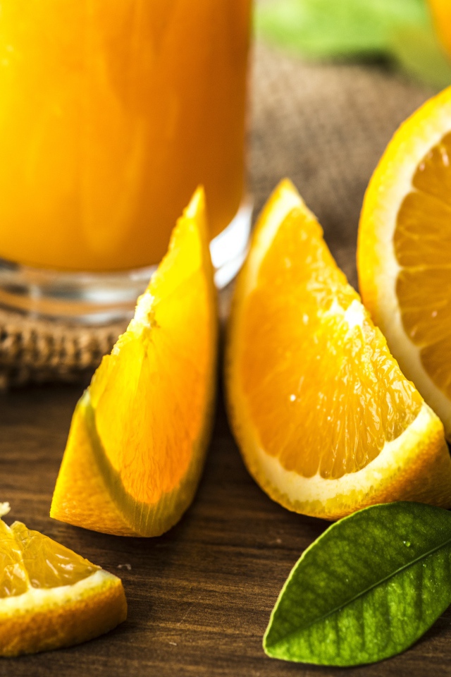 Спелые сочные куски апельсина на столе