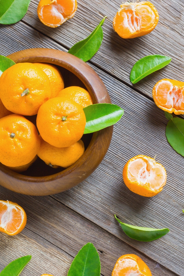 Спелые оранжевые мандарины на деревянном столе вид сверху