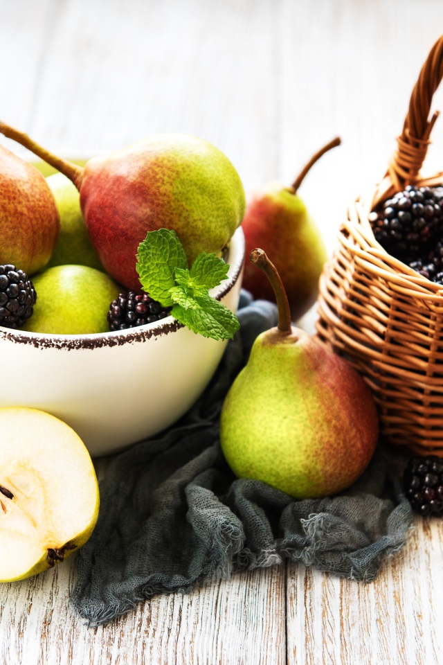 Спелые груши и ягоды ежевики на столе