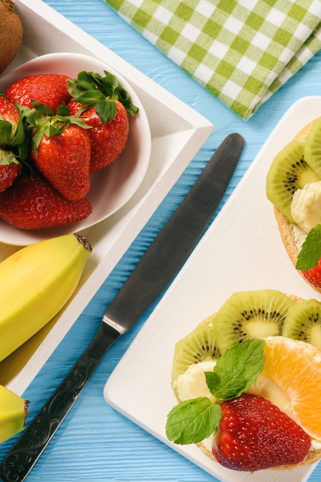 Бутерброды с фруктами на столе на завтрак