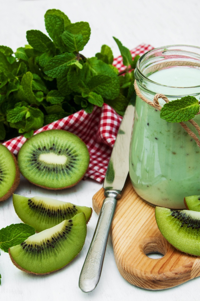 Смузи на столе с киви и мятой 