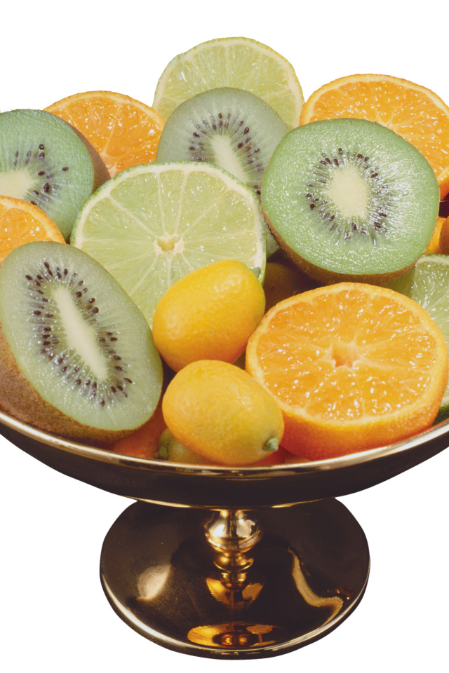 Ваза с цитрусовыми фруктами на белом фоне