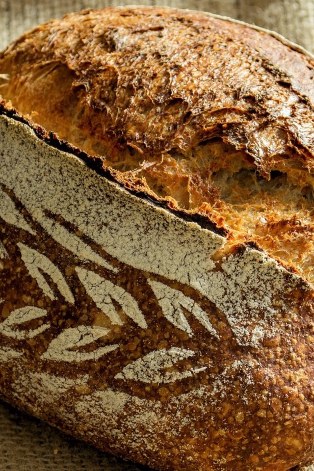 Свежий красивый хлеб с рисунком