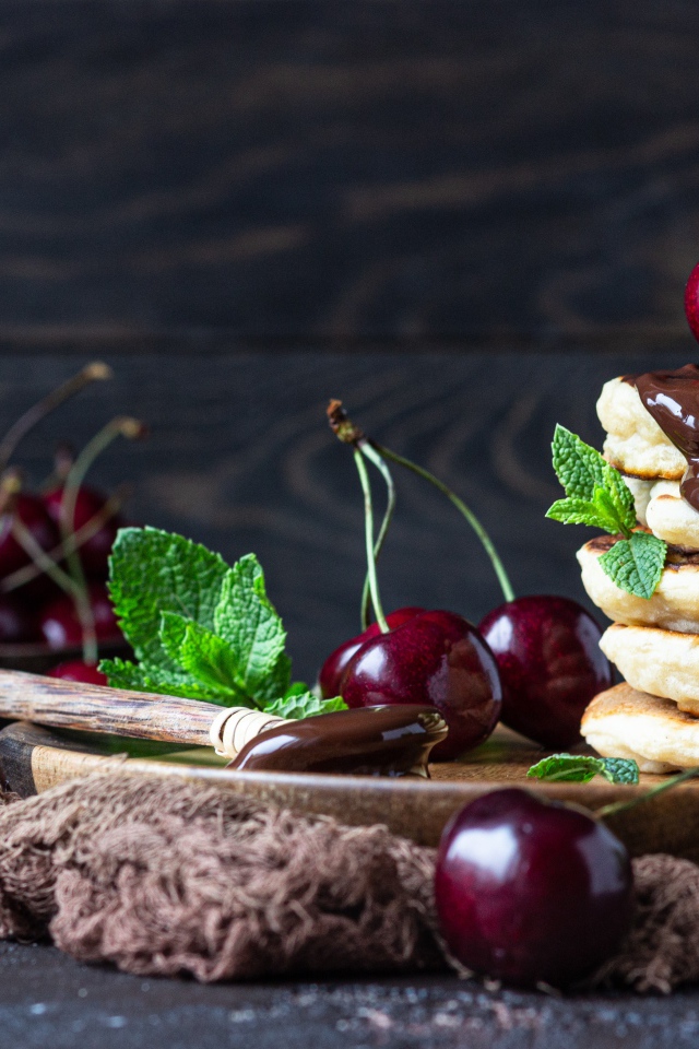 Оладьи с шоколадом и ягодами черешни 