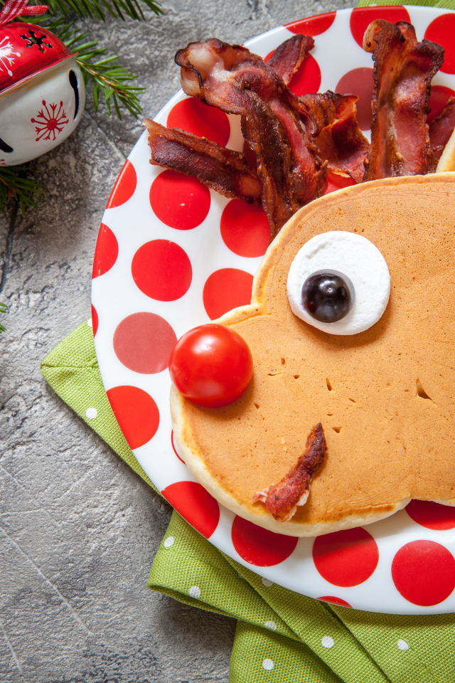 Оладьи на тарелке с беконом на новый год 