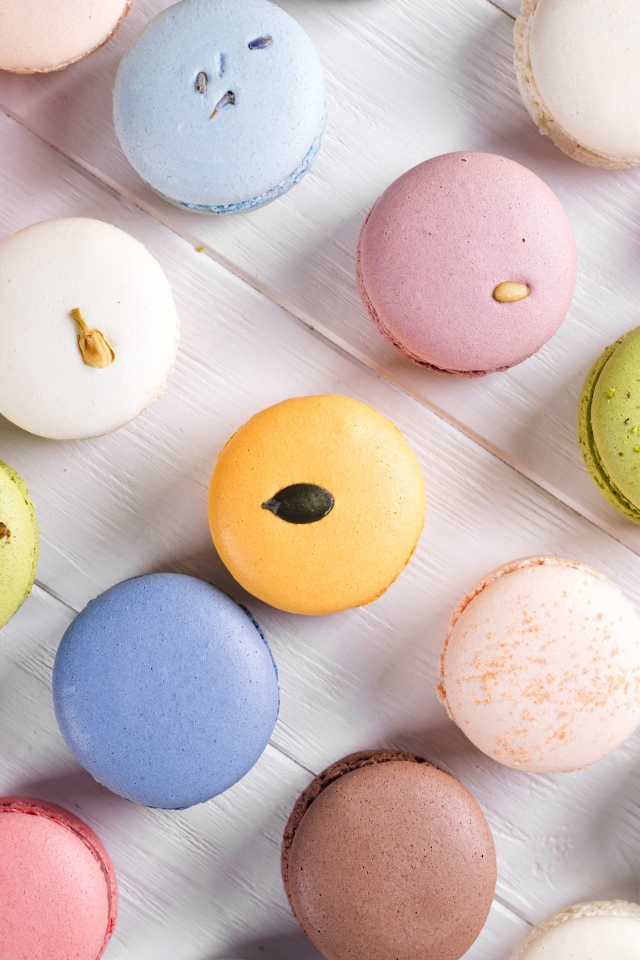 Много разноцветного печенья макарон на столе