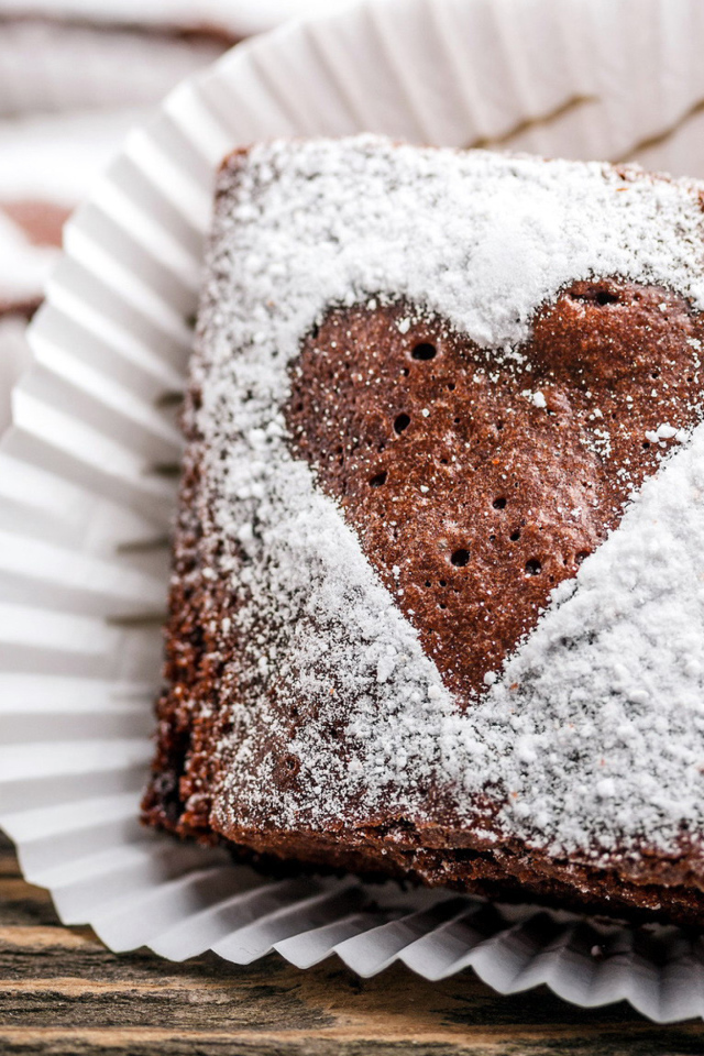 Кусок десерта брауни с сердцем из сахарной пудры
