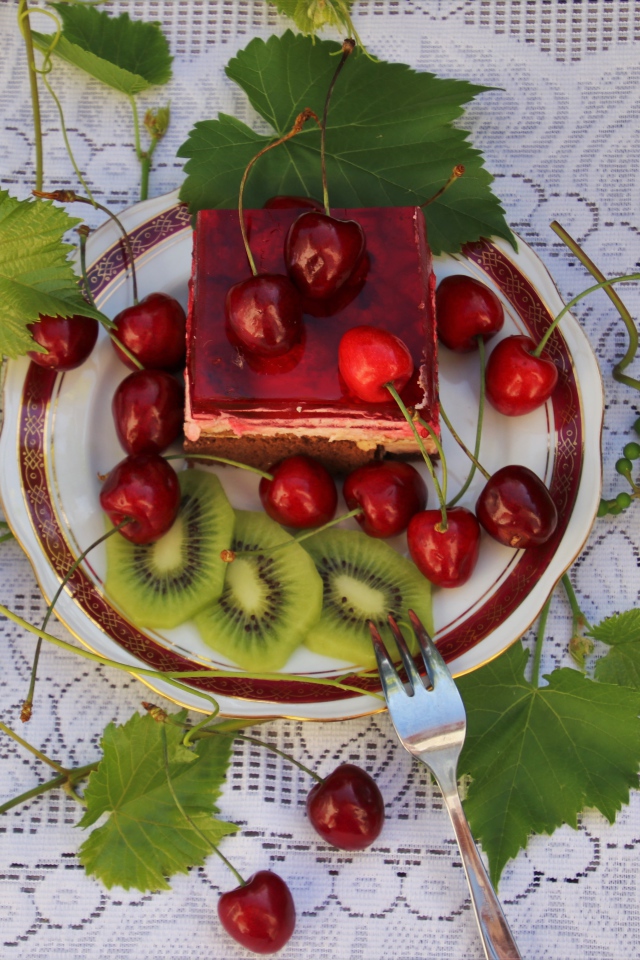 Кусок пирога с черешней и киви