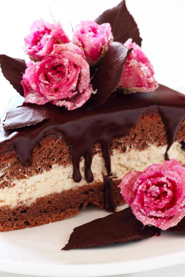 Кусок торта с шоколадом на белом фоне с сахарными розами