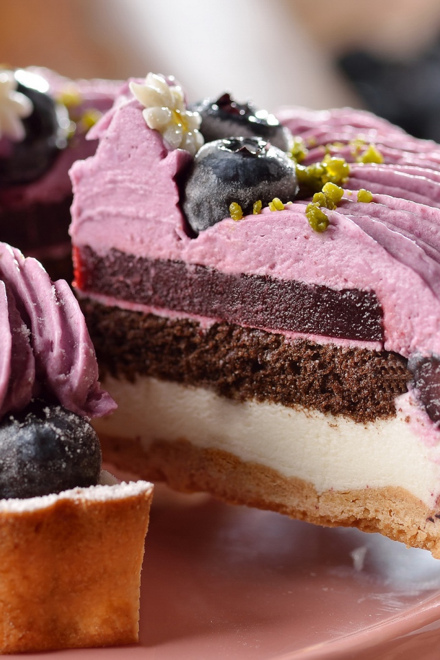 Кусок пирога с творогом, суфле и ягодами черники 