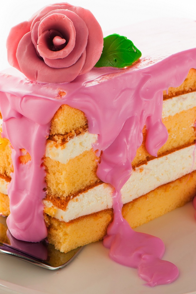 Кусок торта с розовым кремом и сахарном розой