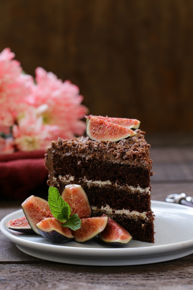 Кусок шоколадного торта с кусочками инжира 