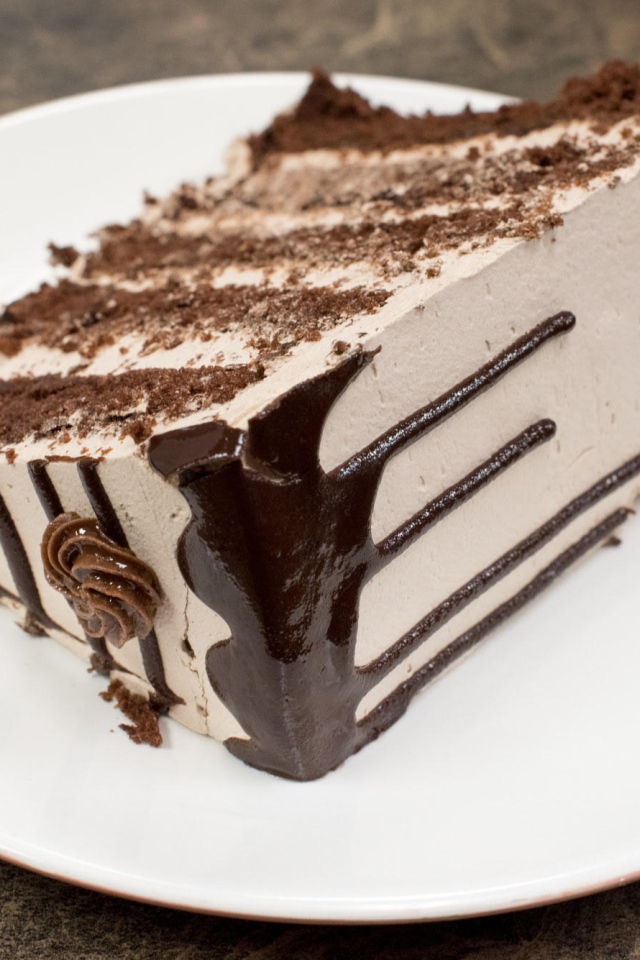 Кусок торта с кремом на белой тарелке