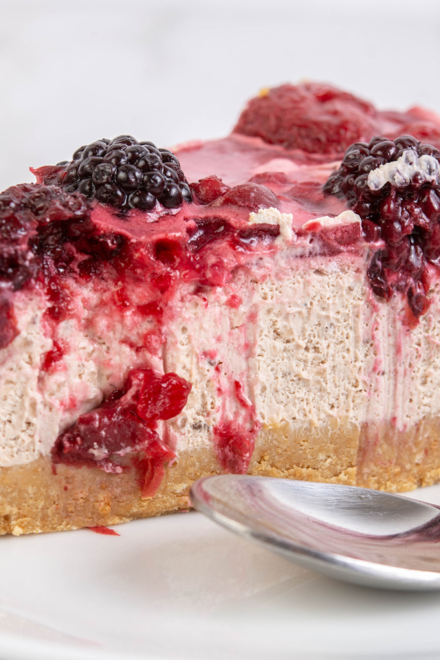 Кусок вкусного чизкейка с ягодами черники 