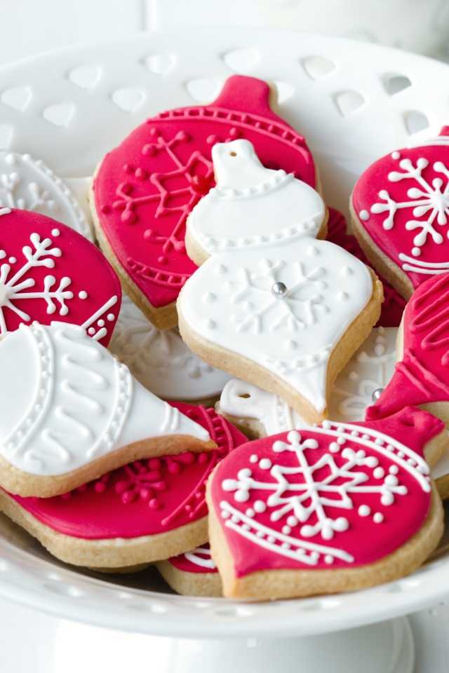 Аппетитное новогоднее печенье на тарелке