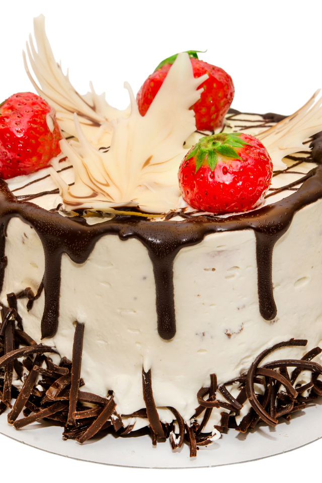 Аппетитный торт украшен шоколадом и клубникой на белом фоне