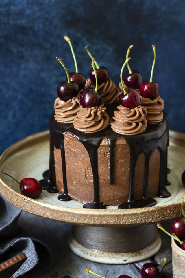 Аппетитный торт с кремом, шоколадом и черешней