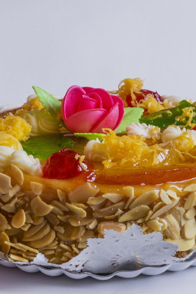 Аппетитный торт с орехами на сером фоне