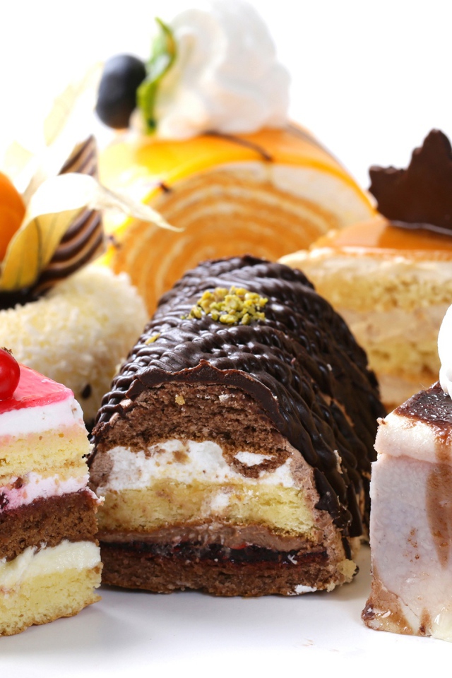 Аппетитные пирожные на белом фоне