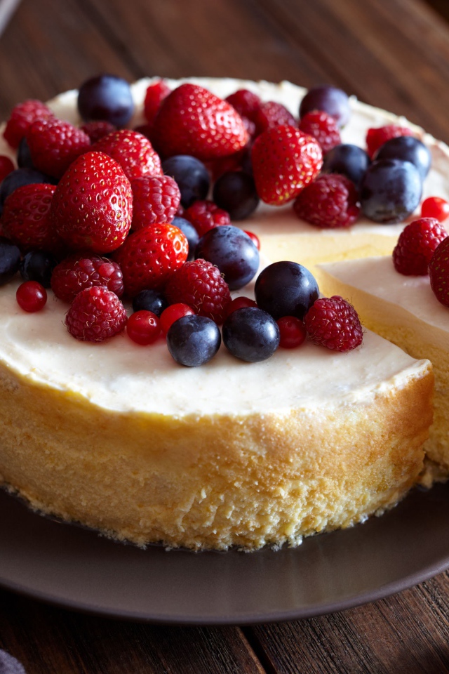 Аппетитный чизкейк с ягодами красной смородины, малины, клубники и черники