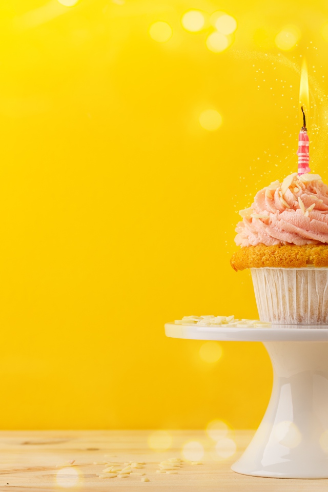 Аппетитный кекс с кремом и одной свечкой, шаблон для открытки на день рождения