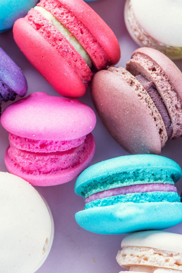 Аппетитные вкусные разноцветный десерт макарун