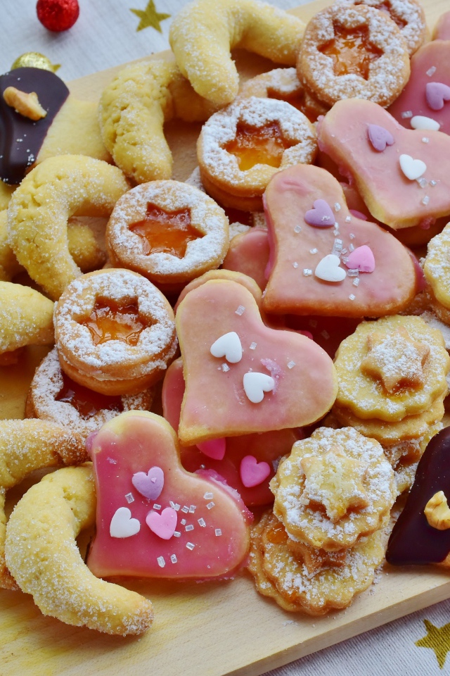 Аппетитное разное сахарное печенье на столе