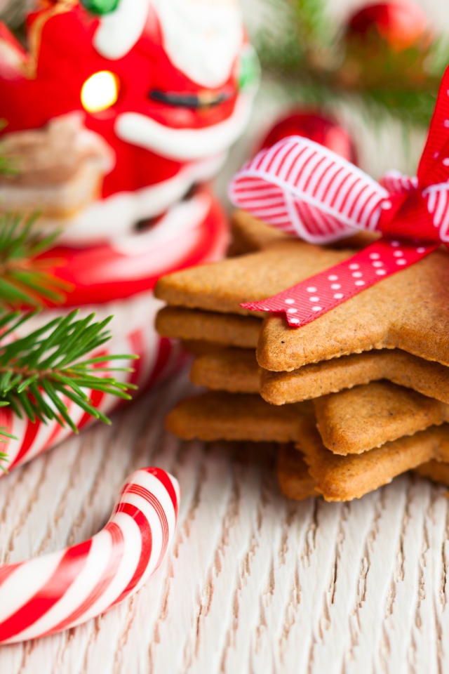 Аппетитное печенье звездочки на столе с украшениями на Рождество