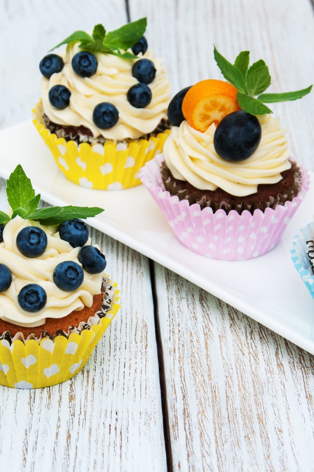 Аппетитные сладкие кексы с ягодами и сливочным кремом